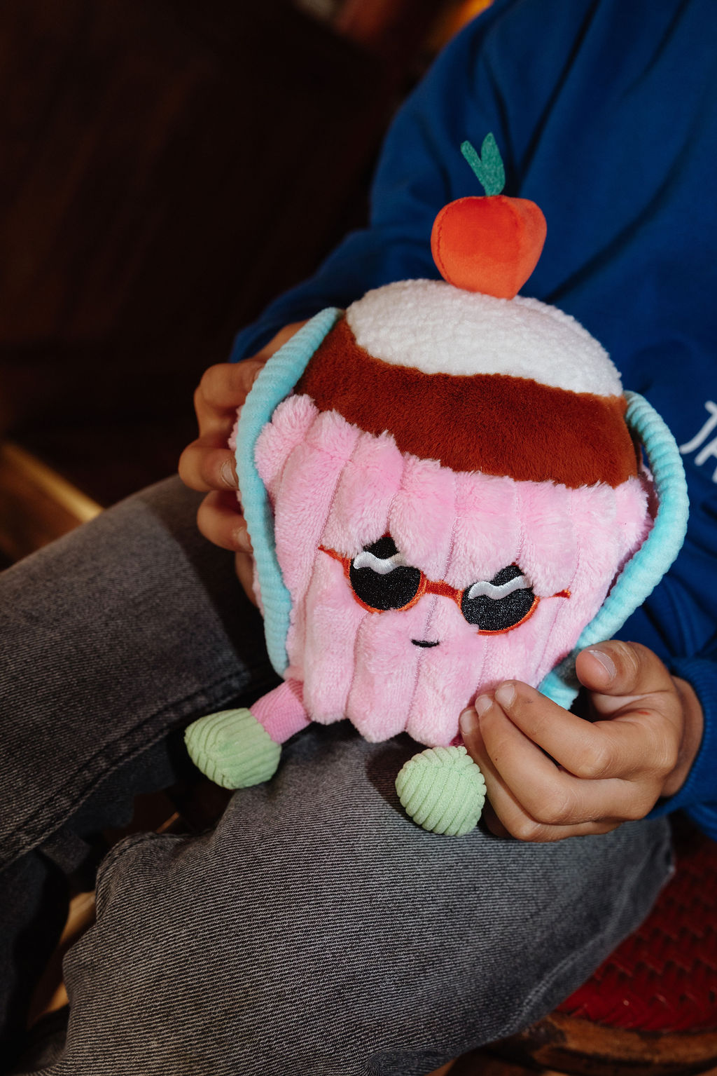 Hello Hossy – Peluche Cherry Cake – Image 3