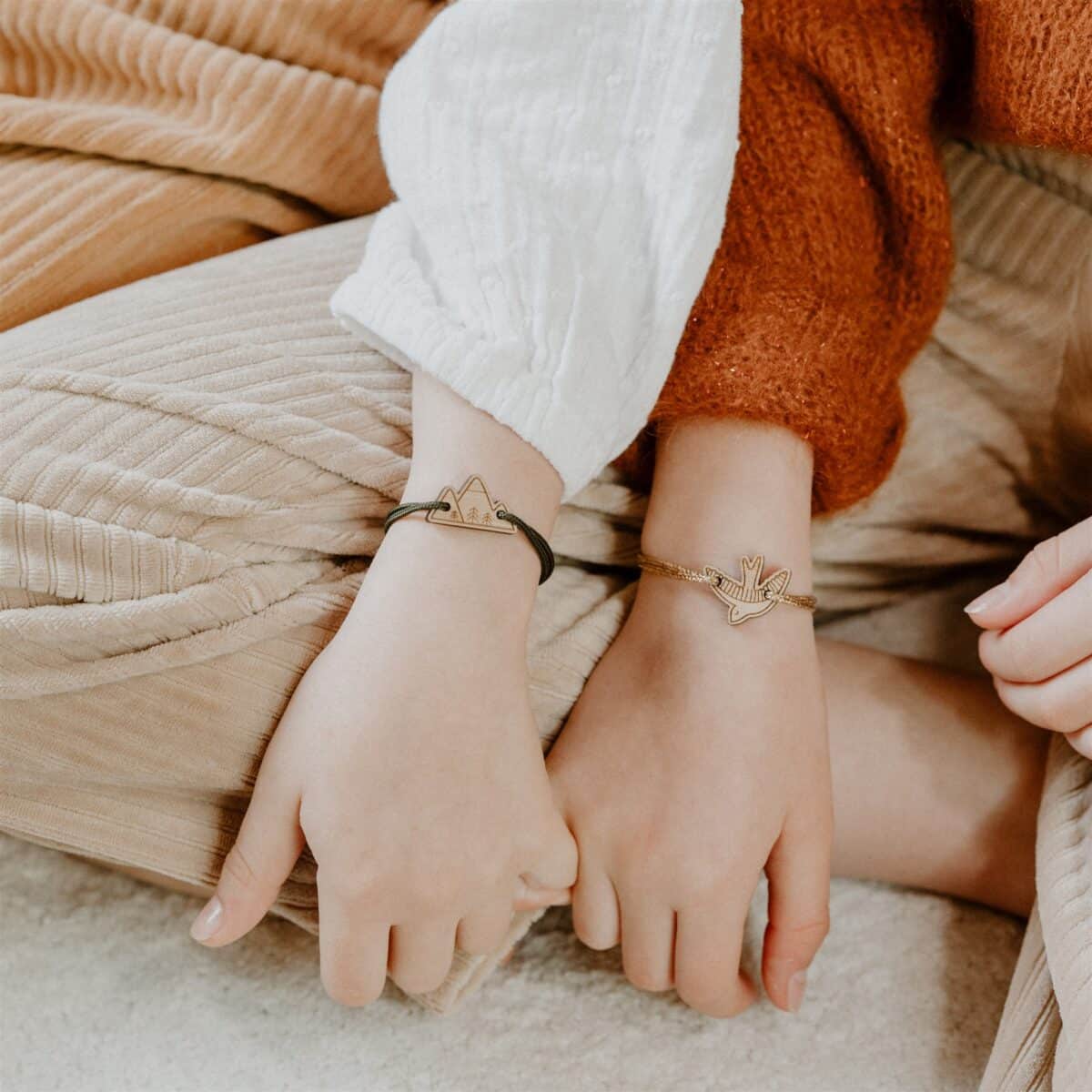 Les Petites Hirondelles – Bracelet vert en bois taille S – Montagne – Image 2