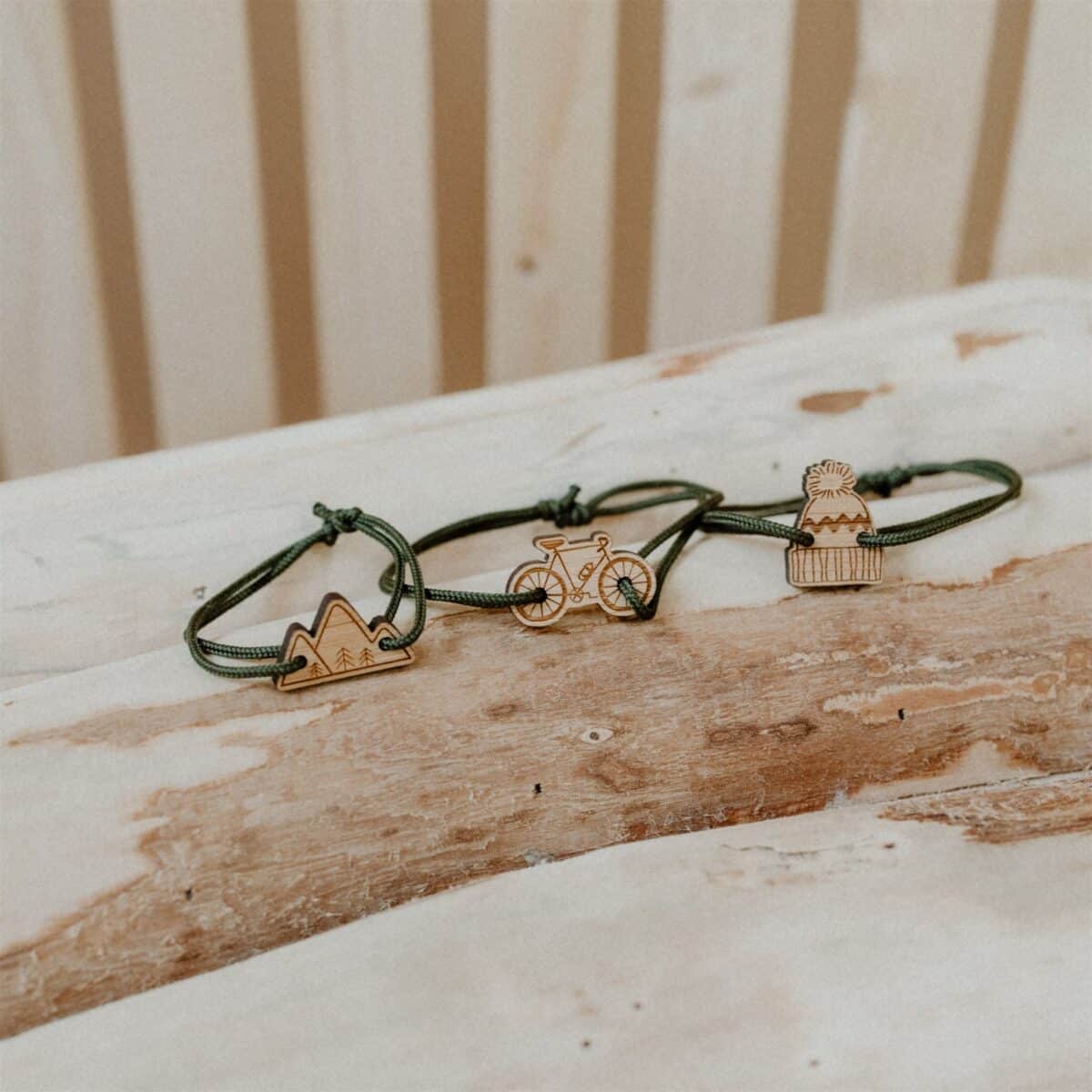 Les Petites Hirondelles – Bracelet vert en bois taille S – Montagne – Image 4