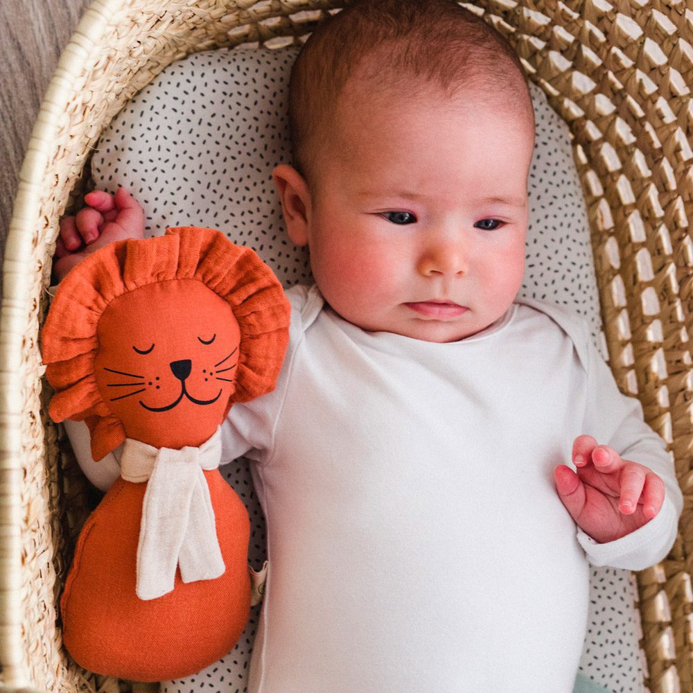 Apunt Barcelona – Hochet en coton bio – Lion