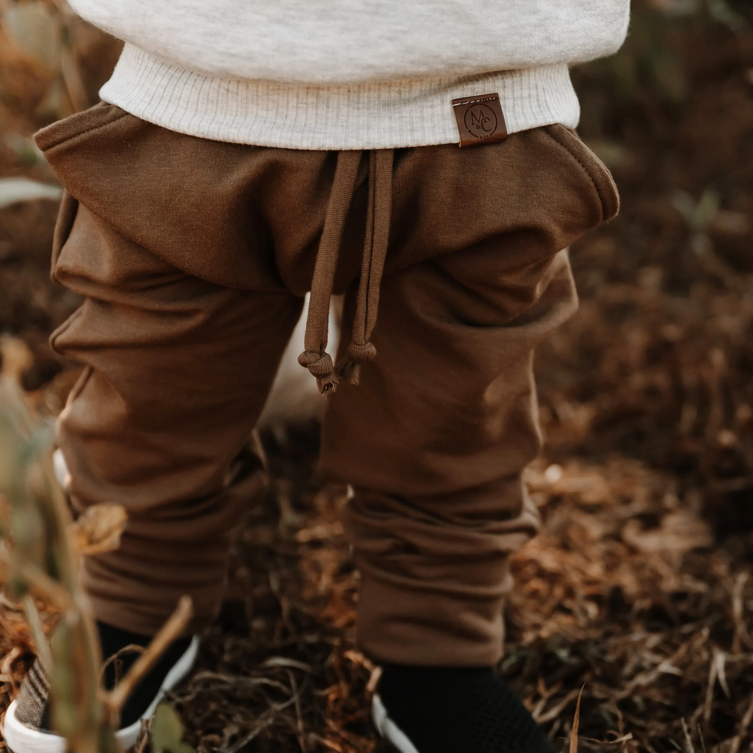 Pantalon évolutif café latté style jogger en bambou pour enfant, grandeurs 0 à 6 ans. – Image 4